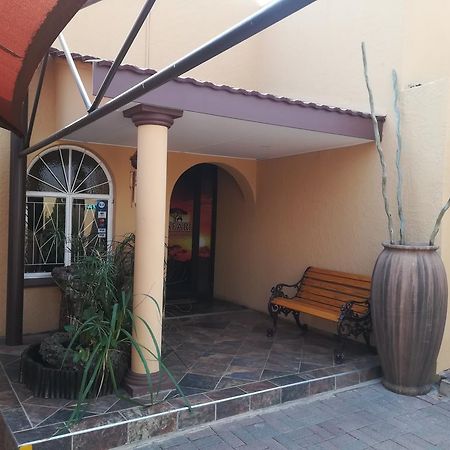Safari Guesthouse Vryburg 外观 照片